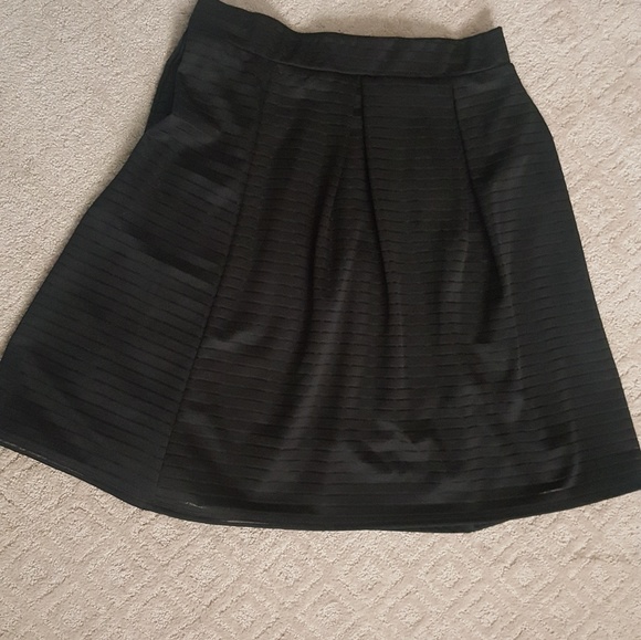 Pleated mesh and poly overlay skirt. - Picture 2 of 3